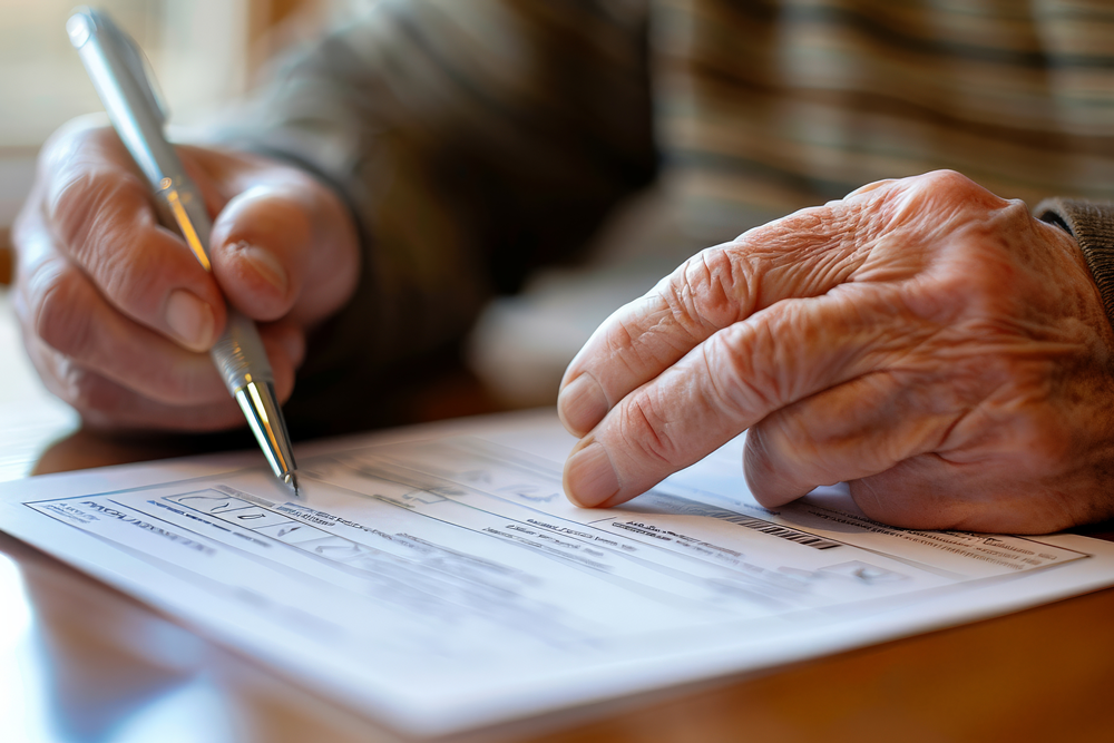 Hombre firmando testamento